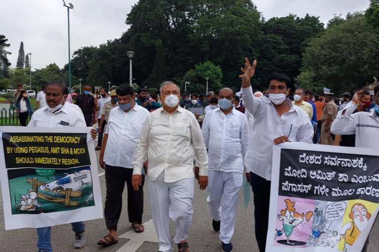 Congress leaders protest