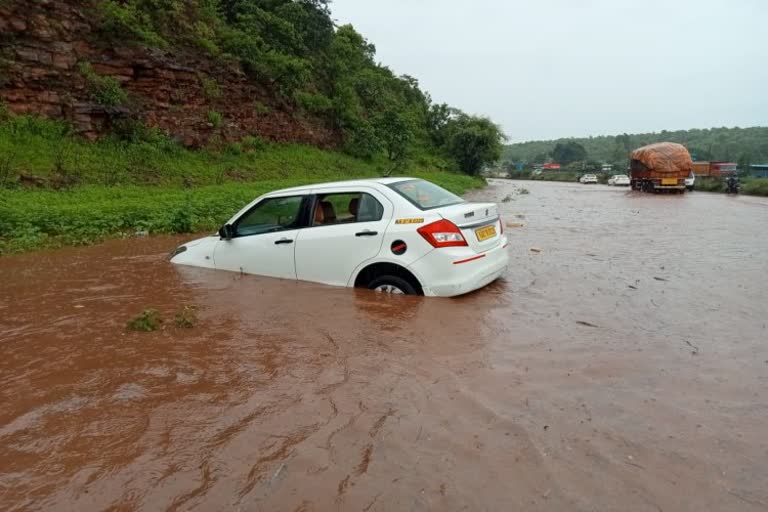 heavy water flow on national high way of belagavi