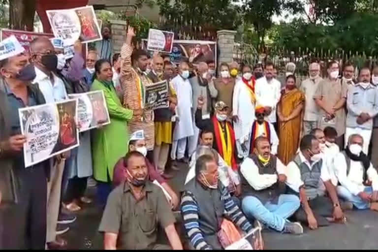 Senior Literature protest, Senior Literature protest against government school demolishing, Senior Literature protest news, Vivekananda Statue built, Vivekananda Statue built news, ಸರ್ಕಾರಿ ಶಾಲೆ ದ್ವಂಸ ಮಾಡಿ ವಿವೇಕಾನಂದರ ಪ್ರತಿಮೆ ನಿರ್ಮಾಣ, ಸರ್ಕಾರಿ ಶಾಲೆ ದ್ವಂಸ ಮಾಡಿ ವಿವೇಕಾನಂದರ ಪ್ರತಿಮೆ ನಿರ್ಮಾಣ ವಿರುದ್ಧ ಪ್ರತಿಭಟನೆ, ಸರ್ಕಾರಿ ಶಾಲೆ ದ್ವಂಸ ಮಾಡಿ ವಿವೇಕಾನಂದರ ಪ್ರತಿಮೆ ನಿರ್ಮಾಣ ಸುದ್ದಿ,  ಹಿರಿಯ ಸಾಹಿತಿಗಳು ಪ್ರತಿಭಟನೆ,