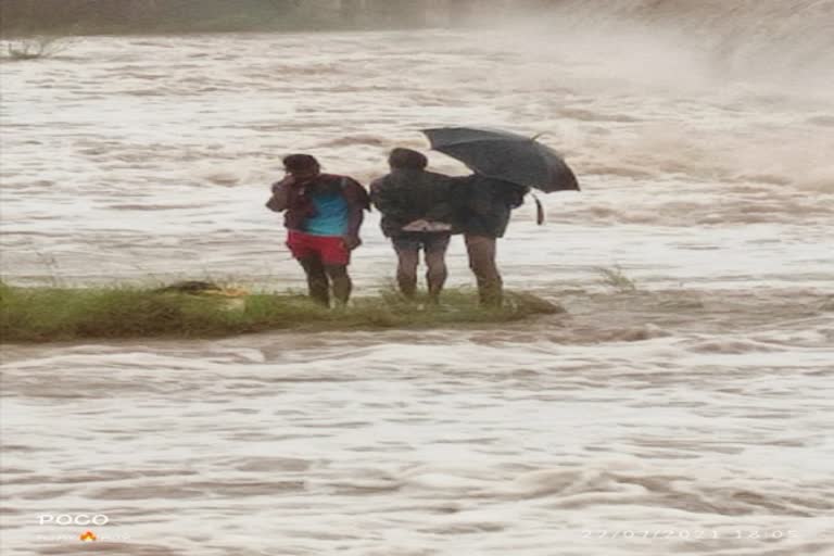 तीन युवक नदी में पानी बढ़ने से फंसे