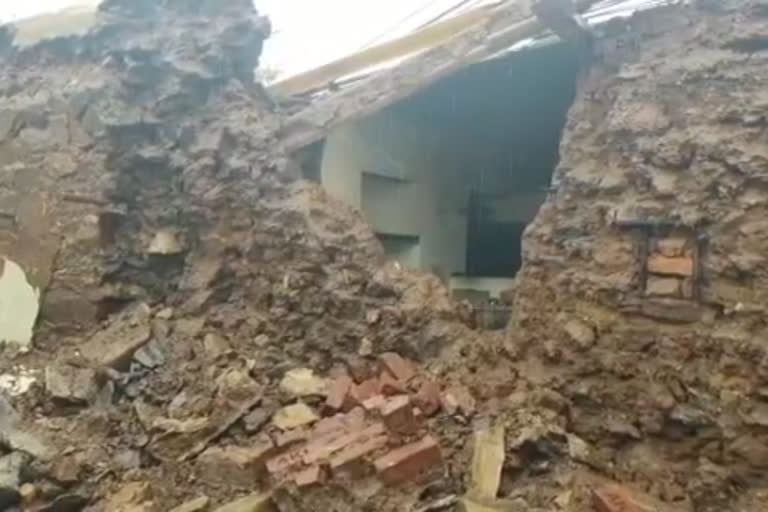 25 houses damaged, 25 houses damaged due to wall collapse, 25 houses damaged due to wall collapse in Gadag, Gadag news,  25 ಮನೆಗಳಿಗೆ ಹಾನಿ, ಗೋಡೆ ಕುಸಿತದಿಂದಾಗಿ 25 ಮನೆಗಳು ಕುಸಿತ, ಗದಗದಲ್ಲಿ ಗೋಡೆ ಕುಸಿತದಿಂದಾಗಿ 25 ಮನೆಗಳು ಕುಸಿತ, ಗದಗ ಸುದ್ದಿ,