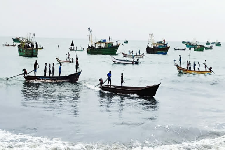 புதுச்சேரியில் மீனவர்கள் அரசிற்கு எதிராக போராட்டம்