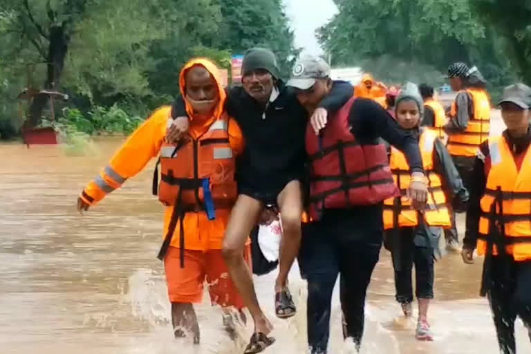 Kolhapur Floods : आंबेवाडी, चिखलीतील नागरिकांचे सुरक्षित ठिकाणी स्थलांतर