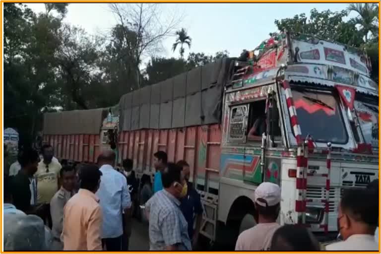 উত্তৰ কামৰূপত বন বিভাগৰ জালত দুখন চোৰাং কাঠ ভৰ্তি ট্ৰাক