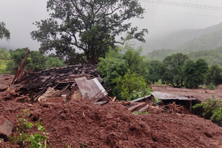 सातारा जिल्ह्यात अतिवृष्टीमुळे अनेक ठिकाणी दरड कोसळल्याच्या घटना घडल्या आहेत. त्यातील हे काही दृष्य