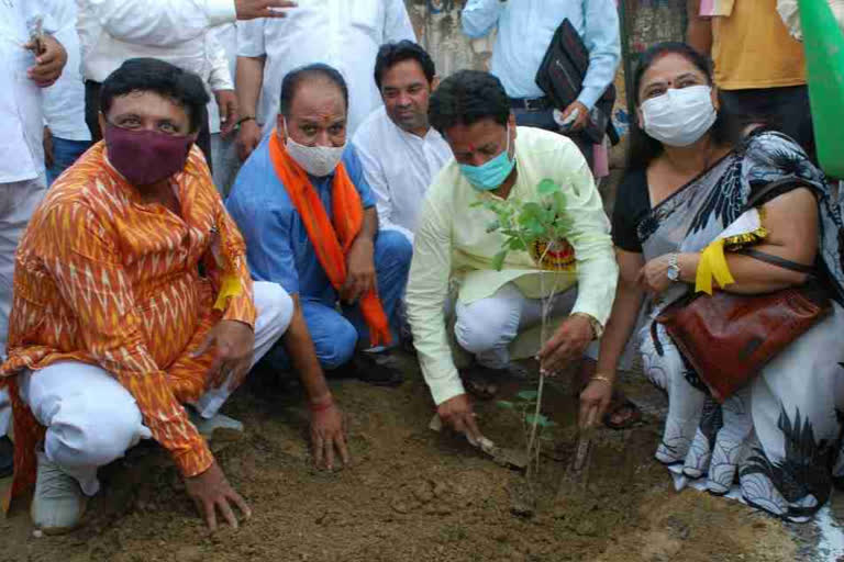 अडॉप्ट ए ट्री अभियान