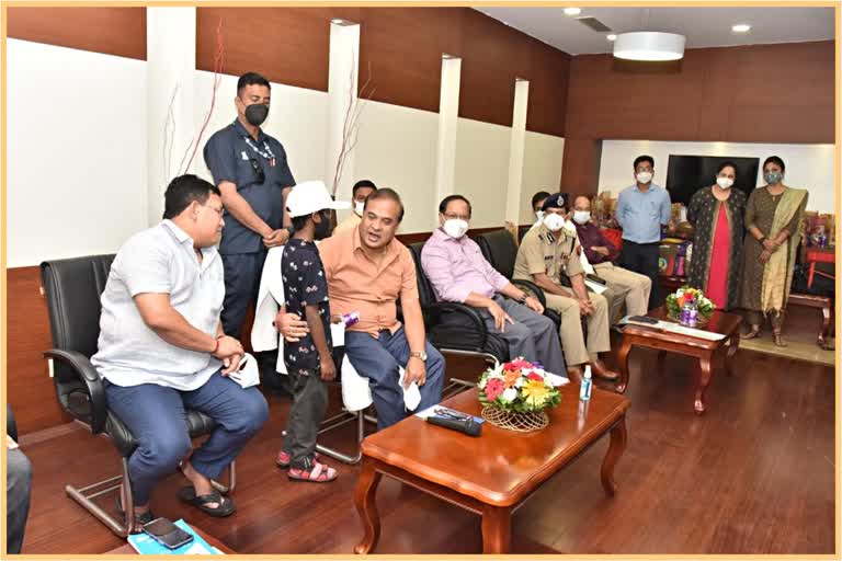 cm-himanta-bishwa-sarma-interact-with-rescued-child