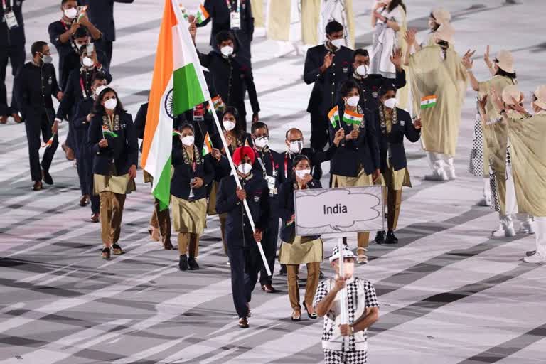 mary kom, manpreet, mary manpreet lead indian contigent, parade of nation, ceremony of tokyo olympic, Tokyo Olympics, ଉଦଘାଟନୀ ସମାରୋହ, ତିରଙ୍ଗା ଧରିଲେ ମେରୀ-ମନପ୍ରୀତ, ଟୋକିଓ ଅଲମ୍ପିକ, ବିଶ୍ବ ଚାମ୍ପିୟନ ମେରୀ କମ୍‌, କ୍ରୀଡ଼ା ମନ୍ତ୍ରୀ ଅନୁରୋଗ ଠାକୁର