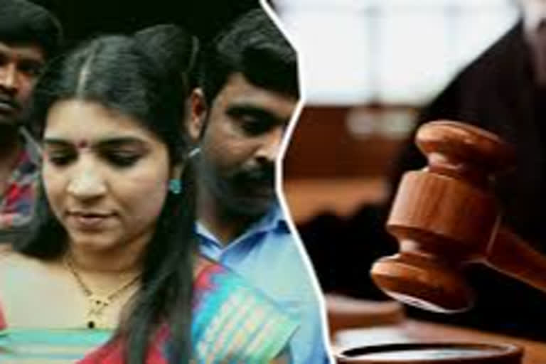 saritha s nair  saritha s nair news  saritha s nair arrest  windmill case saritha  കാറ്റാടി യന്ത്ര കേസ്  കാറ്റാടി യന്ത്ര കേസ് വാർത്ത  സരിത എസ് നായർ  സരിത എസ് നായർ വാർത്ത  സരിത എസ് നായർക്ക് അറസ്റ്റ് വാറണ്ട്