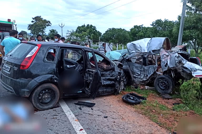 road accident occurred on Srisailam National highway  road accident in Srisailam  cars collided in andhra-telengana border  തെലങ്കാന-ആന്ധ്രാപ്രദേശ് അതിർത്തിയിൽ കാറപകടം  കാറപകടത്തിൽ ഏഴ് പേർ മരിച്ചു