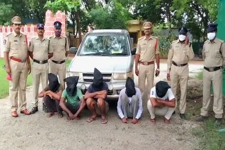 260 kg Ganja seized in Andhra's Kadapa  five arrested  Ganja seized  Ganja seized in Andhra's Kadapa  ആന്ധ്രാപ്രദേശില്‍ 260 കിലോ കഞ്ചാവുമായി 5 പേര്‍ പിടിയില്‍  കഞ്ചാവുമായി 5 പേര്‍ പിടിയില്‍  ആന്ധ്രാപ്രദേശില്‍ കഞ്ചാവുമായി 5 പേര്‍ പിടിയില്‍  കടപ്പയില്‍ 260 കിലോ കഞ്ചാവുമായി 5 പേര്‍ അറസ്റ്റില്‍