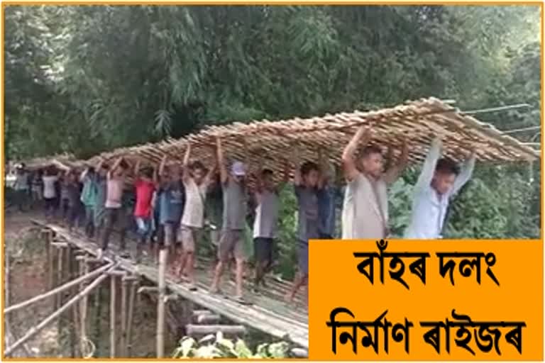 People build bamboo bridge in Jonai