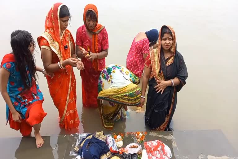 devotees-taking-holy-bath-in-ganga-on-guru-purnima-at-sahibganj