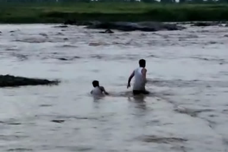 police officer saved the life of the youth trapped in the Kutni river