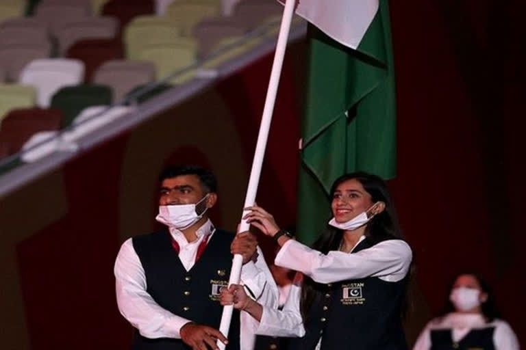 tokyo olympics 2020 : pakistan-teams-flag-bearer-flouts-covid-rules-marches-mask-free-at-opening-parade