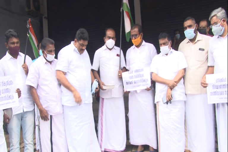 udf protest against panchayat authorities in nellikkuzhi  nellikkuzhi  udf  നെല്ലിക്കുഴി പഞ്ചായത്തിൽ ഭിക്ഷ യാചിക്കൽ സമരവുമായി യുഡിഎഫ്  നെല്ലിക്കുഴി പഞ്ചായത്ത്  യുഡിഎഫ്