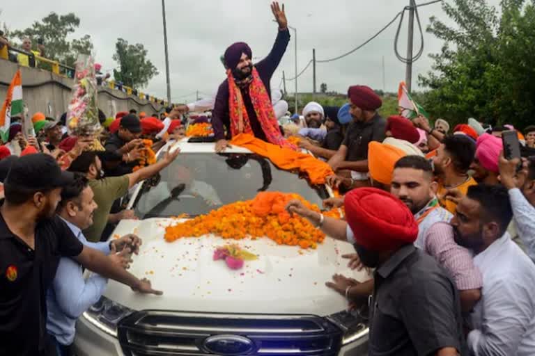 navjot singh sidhu  covid protocol violation  new punjab congress president  capt amarinder singh  നവജ്യോത് സിങ് സിദ്ധു  സിദ്ധുവിന്‍റെ സ്ഥാനാരോഹണം  കൊവിഡ് മാനദണ്ഡം ലംഘിച്ചവർക്കെതിരെ കേസ്  പഞ്ചാബ് കോൺഗ്രസ് പ്രസിഡന്‍റ്  സിദ്ധുവിന്‍റെ സ്ഥാനാരോഹണം