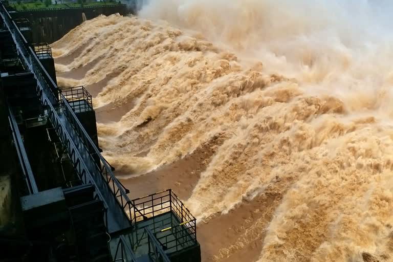 water released by kadra reservoir