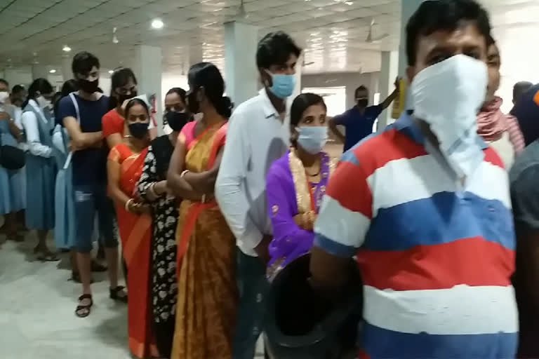 people-have-to-wait-for-hours-for-corona-vaccine-in-ranchi