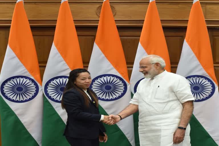 PM Modi speaks to Chanu  PM Modi congratulates Mirabai Chanu  PM Modi congratulates Mirabai Chanu news  PM Modi congratulates Chanu  PM Modi congratulates Chanu news  chanu  chanu news  Mirabai Chanu Mirabai Chanu news  weightlifter  weightlifter news  weightlifter Mirabai Chanu  weightlifter Mirabai Chanu news  Tokyo Olympics  Tokyo Olympics news  Tokyo Olympics2020 news  ചാനുവിന് അഭിനന്ദനവുമായി പ്രധാനമന്ത്രി  ചാനുവിന് അഭിനന്ദനവുമായി പ്രധാനമന്ത്രി വാർത്ത  ചാനുവിന് അഭിനന്ദനം  ചാനുവിന് അഭിനന്ദനം വാർത്ത  പ്രധാനമന്ത്രി  പ്രധാനമന്ത്രി വാർത്ത  പ്രധാനമന്ത്രി അഭിനന്ദനം  പ്രധാനമന്ത്രി അഭിനന്ദനം വാർത്ത  ടോക്കിയോ ഒളിംപിക്‌സ്  ടോക്കിയോ ഒളിംപിക്‌സ് വാർത്ത  മീരാബായി ചാനു  മീരാബായി ചാനു വാർത്ത  പ്രധാനമന്ത്രി ട്വീറ്റ്  ഒളിംപിക്‌സ്  ഒളിംപിക്‌സ് വാർത്ത  Cheer4India  v news