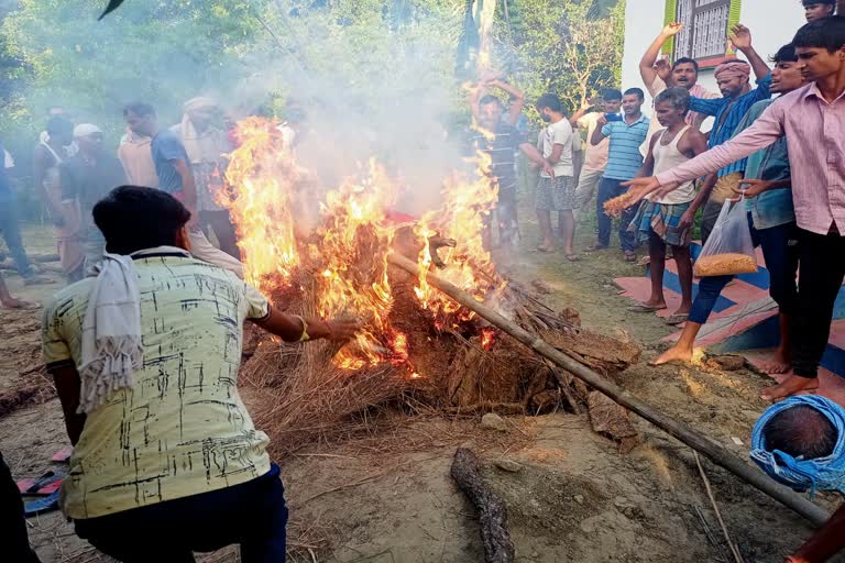 दरवाजे पर जलाया