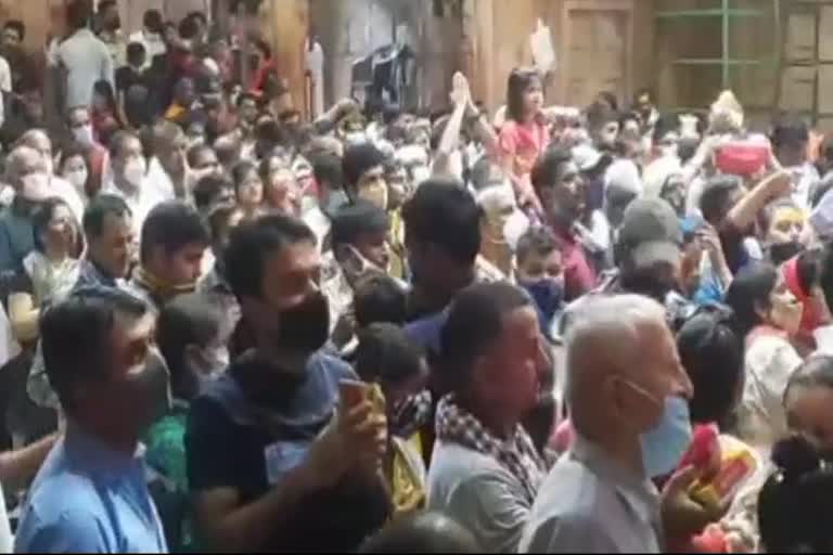 गुरु पूर्णिमा पर बांके बिहारी मंदिर में उमड़ी भक्तों की भीड़