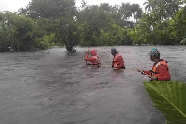 Monsoon rains flood Philippine villages, thousands evacuate