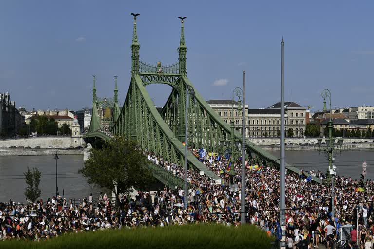 Thousands march in Hungary Pride parade to oppose LGBT law