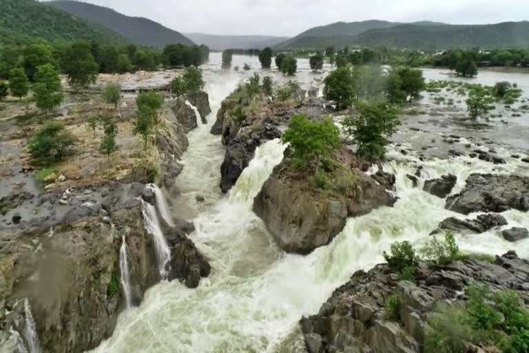 dharmapuri  ஒகேனக்கல் காவிரி ஆறு  ஒகேனக்கல்  ஒகேனக்கல் காவிரி ஆற்றில் நீர்வரத்து அதிகரிப்பு  hoganakkal Cauvery River  dharmapuri hoganakkal Cauvery River  Increase in water level in the hoganakkal Cauvery River  Increase in water level  நீர்வரத்து அதிகரிப்பு  தர்மபுரி செய்திகள்  dharmapuri news  dharmapuri latest news