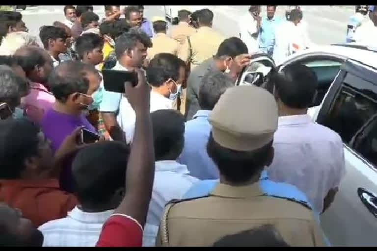 முற்றுகையிட்ட பொதுமக்கள்