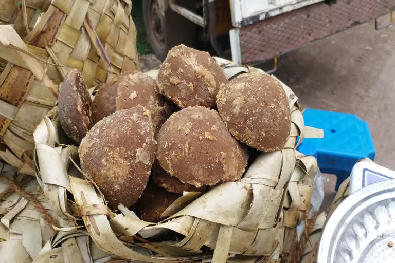 jaggery-made-from-dates-is-sold-for-200-rupees-in-raipur