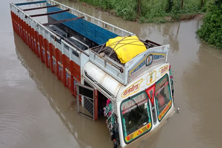 चित्तौड़गढ़ उदयपुर सिक्सलेन, सर्विस रोड, जलभराव से परेशानी, ट्रक डूबा,  चित्तौड़गढ़ समाचार, chittaugarh Udaipur Sixlane,  service road , water logging problem,  truck sank , Chittaurgarh News