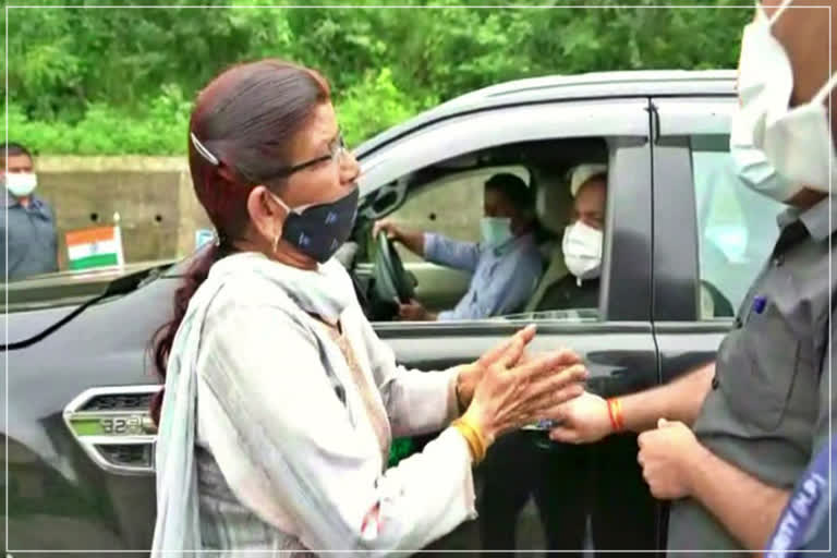 woman  stopped cm convoy