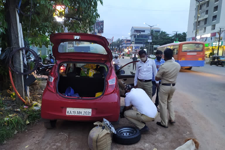 ಕಾರು ಟೈರ್ ಬದಲಿಸಿ ಮಾನವೀಯತೆ ಮೆರೆದ ಮಂಗಳೂರು ಪೊಲೀಸರು