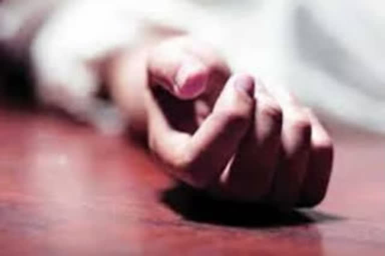 maharashtra suicide  jobless suicide  man commits suicide  ലോക്ക്ഡൗണിനെ തുടർന്ന് തൊഴിൽ നഷ്‌ടപ്പെട്ട യുവാവ് തൂങ്ങിമരിച്ചു  തൊഴിൽ നഷ്‌ടപ്പെട്ട യുവാവ് തൂങ്ങിമരിച്ചു  തൊഴിൽ നഷ്‌ടപ്പെട്ട യുവാവ് തൂങ്ങിമരിച്ചു വാർത്ത