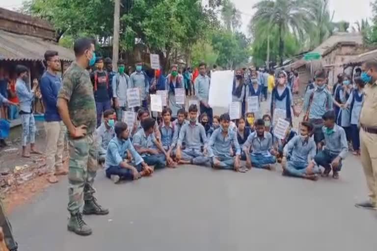 রাস্তা অবরোধ করে বিক্ষোভ পড়ুয়াদের