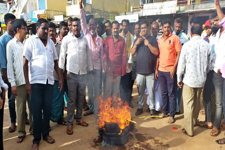 People are protested against yogeshwar and yatnal in Shimoga