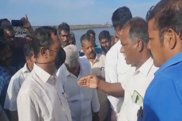 அலுவலர்களிடம் மீனவர்கள் வாக்குவாதம்