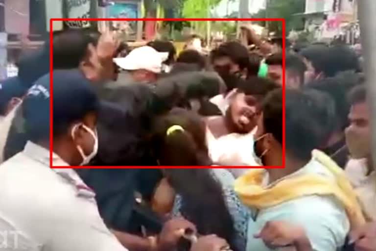 police slapping devotees in mahakal temple