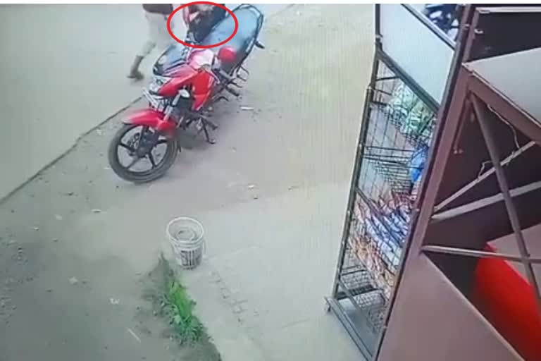 assailants-stole-one-lakh-rupees-from-the-teachers-bike-in-ranchi