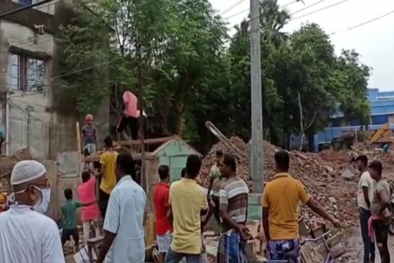 ভেঙে দেওয়া হচ্ছে দোকান