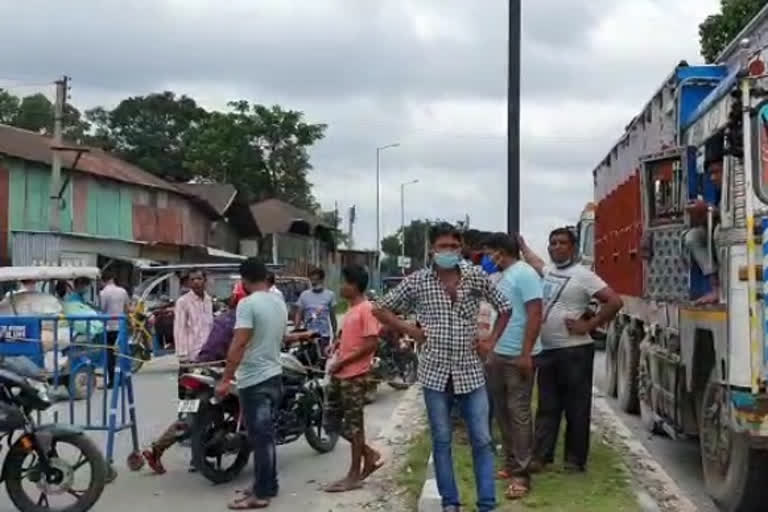 truck owners block road at changrabandha cooch behar