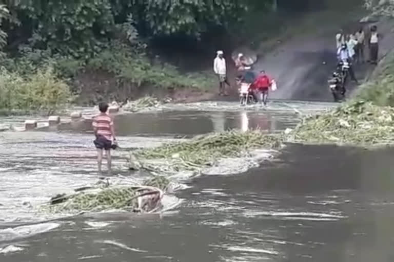 people crossing the pariyat river