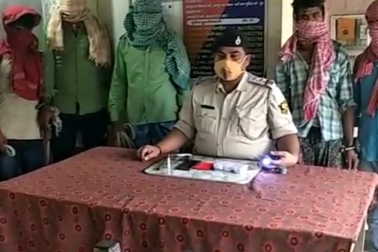 पुलिस ने डकैती में शामिल पांच अपराधियों को किया गिरफ्तार