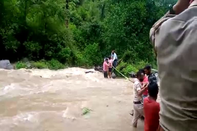 debris-on-pathankot-bharmour-nh-due-to-heavy-rain