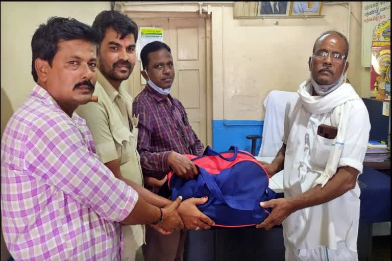 Bus driver and conductor return cash bag to passenger at Gangavathi