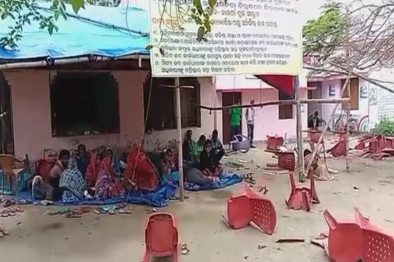 miscreants Attack a woman in front of block in naougaon in jagatsinghpur