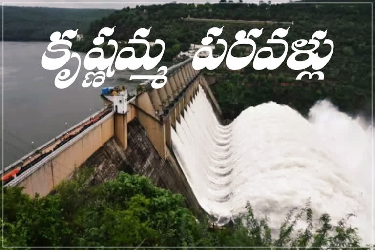 Water releaseజలాశయం వద్ద పర్యటకులు