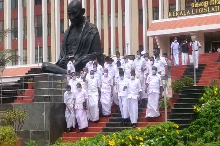 പ്രതിപക്ഷത്തിന്‍റെ കുത്തിയിരിപ്പ് സമരം  പ്രതിപക്ഷ പ്രതിഷേധം  നിയമസഭ കവാടത്തിൽ പ്രതിഷേധം  നിയമസഭ കയ്യാങ്കളി കേസ്  പ്രതിഷേധിച്ച് സഭ ബഹിഷ്‌കരിച്ച് പ്രതിപക്ഷം  അടിയന്തര പ്രമേയ അനുമതി  SC VERDICT ON ASSEMBLY CASE  Kerala assembly case  OPPOSITION PROTEST at assembly  kerala assembly