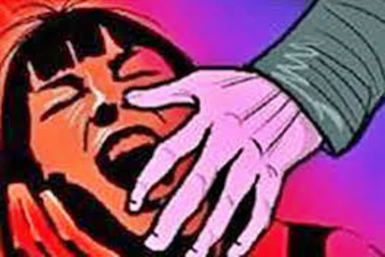 Unknown car rider absconding after throwing girl from moving car in Raipur